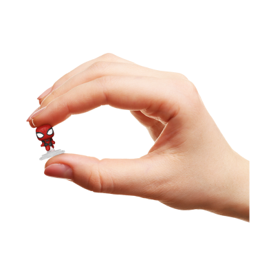 Miniatura de figura Spiderman segurada entre os dedos