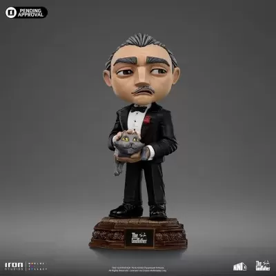 Figura decorativa estilizada de homem de fato preto segurando gato cinzento sobre base castanha