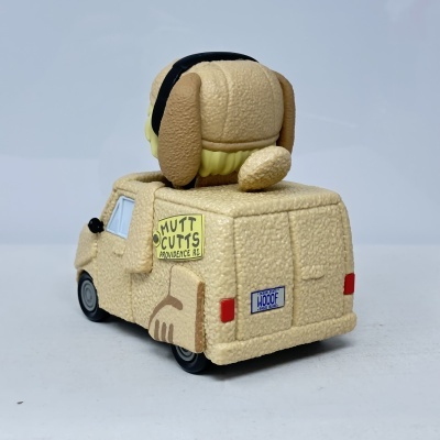 Miniatura de carrinha temática de cão com textura e placas com texto.