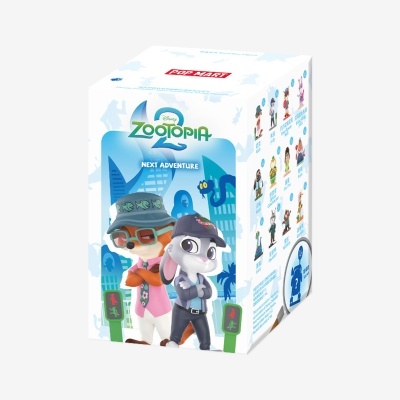 Caixa branca POP MART Zootopia 2 Next Adventure com personagens da Disney e fundo urbano