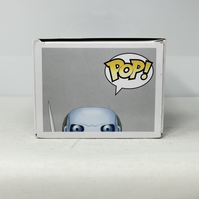 Parte superior de embalagem branca com texto POP! e figura de cabeça azulada com olhos grandes