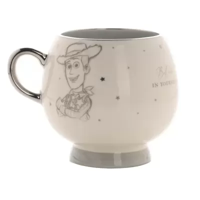 Caneca branca com ilustração de cowboy em cinza e detalhes prateados