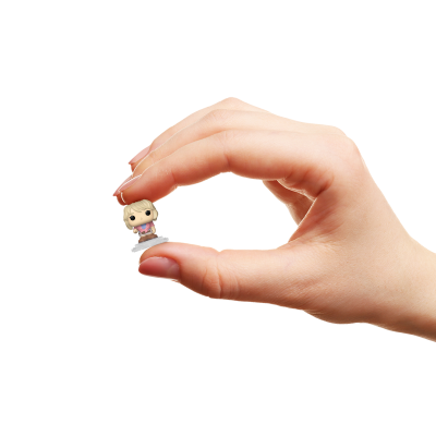 Mão segurando uma miniatura Funko Pop de personagem loira com roupa rosa