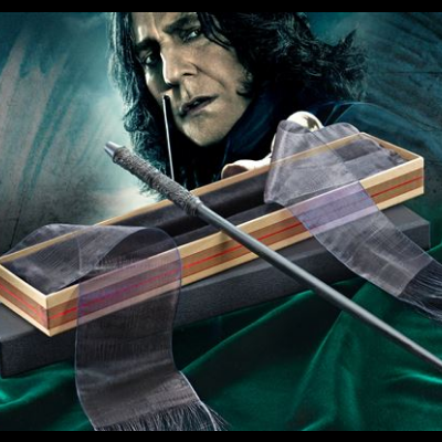 Varinha mágica e caixa sobre tecido verde com imagem de Severus Snape ao fundo