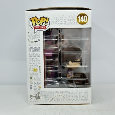 Figura Funko Pop! Deluxe nº 140 numa caixa com janela em plástico transparente.