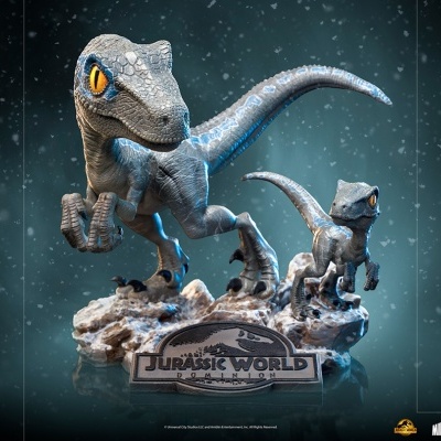 Figura colecionável de dois dinossauros Velociraptor cinzentos sobre base de rochas com placa Jurassic World