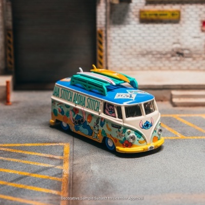 Miniatura de carrinha clássica com decoração colorida e prancha de surf no tejadilho