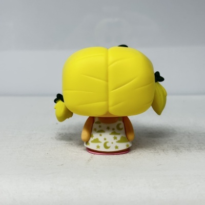 Brinquedo vista de costas com cabelo amarelo em tranças e vestido branco com estrelas amarelas