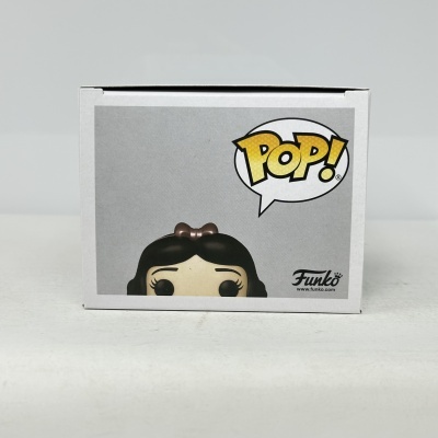 Caixa Funko Pop com figura de cabelo castanho escuro e laço castanho