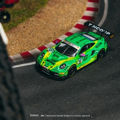 Modelo de carro de corrida verde e amarelo na pista de corrida com patrocínios visíveis