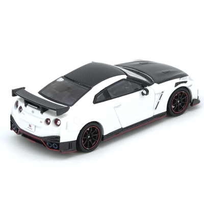 Miniatura de carro desportivo branco com detalhes em fibra de carbono e jantes pretas com contorno vermelho.