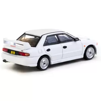 Miniatura de carro branco com spoiler e quatro portas
