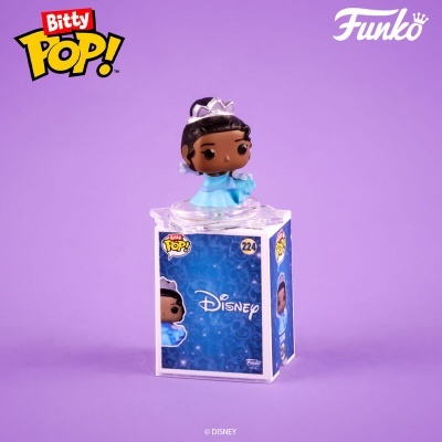 Figura vinil Disney com vestido azul e coroa em caixa azul