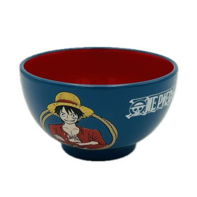 Taça azul e vermelha com personagem de desenho e texto ONE PIECE
