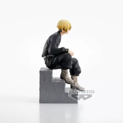 Figura colecionável de personagem masculino loiro sentado em suporte cinza com logótipo BANPRESTO
