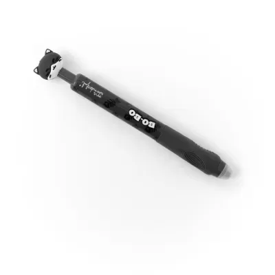Caneta preta com topo de cabeça de gato e texto impresso