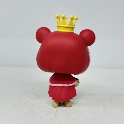 Figura de brinquedo vermelha com coroa amarela vista de costas
