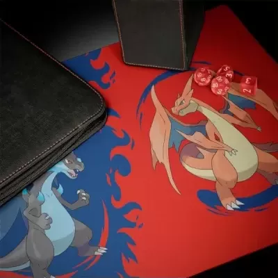 Tapete de jogo com dragões vermelho e azul, dados vermelhos e estojo preto com costura vermelha