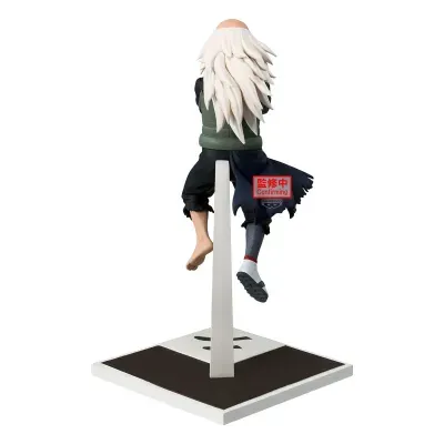 Figura de coleção com cabelo branco, colete verde e calças pretas sentado em suporte com base quadrada.