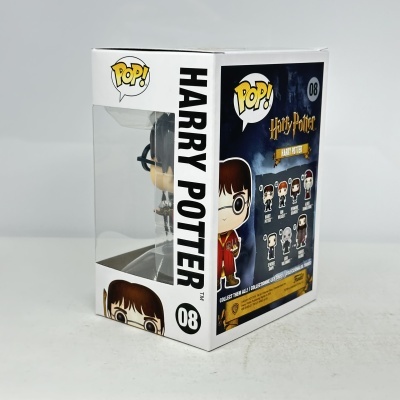 Caixa Funko Pop! branca com figura do Harry Potter visível e texto HARRY POTTER 08