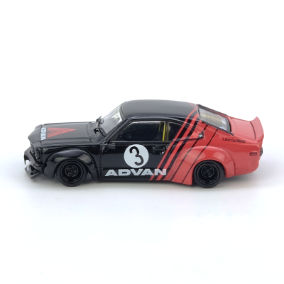 Modelo de carro desportivo em miniatura preto e vermelho com número 3 e letras ADVAN