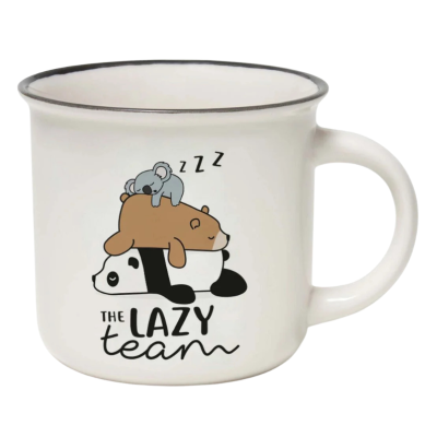 Caneca branca com ilustração de animais a dormir e texto THE LAZY team