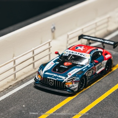 Miniatura de carro de corrida Mercedes-AMG nas cores azul, branco e vermelho na pista.
