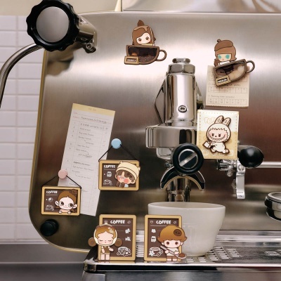 Máquina de café com ímanes de personagens caricaturais em várias posições