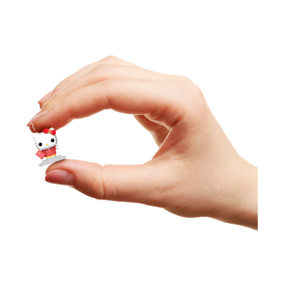 Miniatura da personagem Hello Kitty em kimono vermelho segura entre dedos