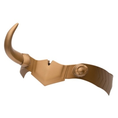 Máscara dourada com um chifre curvado para cima