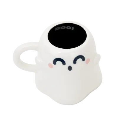 Caneca branca de cerâmica em forma de fantasma com rosto sorridente e texto BOO! no interior preto
