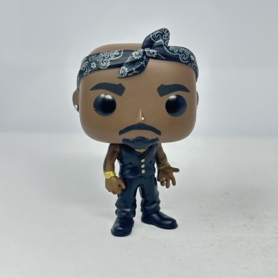 Figura Funko Pop de vinil com bandana preta e roupa preta
