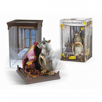 Figura de rato cinzento com lenço vermelho e dourado em base com decor de janela, embalagem 'Magical Creatures' Harry Potter.
