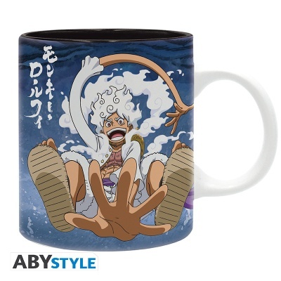 Caneca branca com personagem de anime com cabelo branco e roupas claras sobre fundo azul