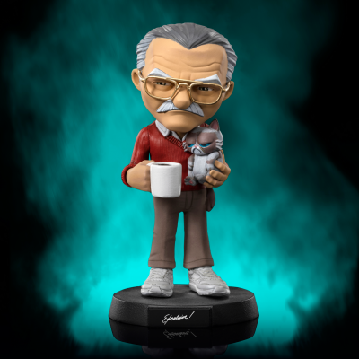 Figura estilizada de homem com gato e caneca numa base preta com texto 'Excelsior!'