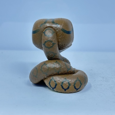Boneco de cobra de plástico castanho com padrão azul