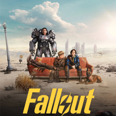 Cena da série Fallout com personagens em sofá em cenário desértico pós-apocalíptico.