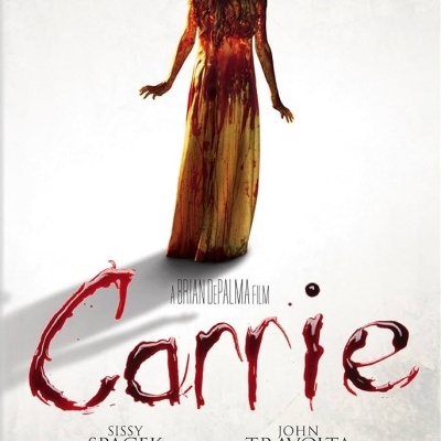 Poster filme Carrie com figura feminina de costas em vestido amarelo manchado de vermelho.