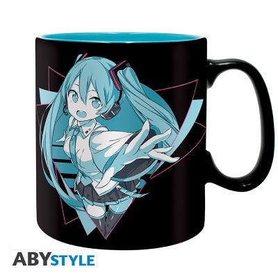 Caneca preta com ilustração de personagem de anime com cabelo azul