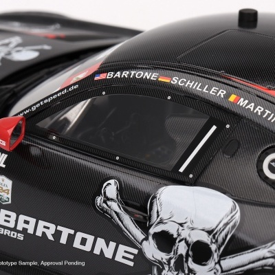 Carro de corrida preto com decalques brancos e vermelhos e número 69.