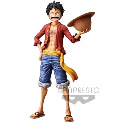 Figura de personagem masculino com camisa vermelha e calções azuis segurando chapéu castanho