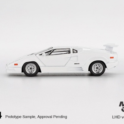 Miniatura de carro desportivo branco com asa traseira em fundo branco