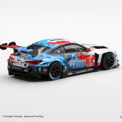 Miniatura de carro de corrida BMW M4 GT3 azul, vermelho e branco com logótipos e número 1