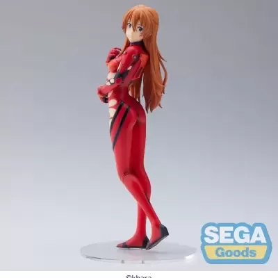 Estátua anime mulher com fato vermelho em pé base transparente
