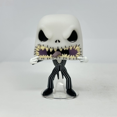 Figura estilizada de personagem com cabeça grande branca e fato riscado preto e branco