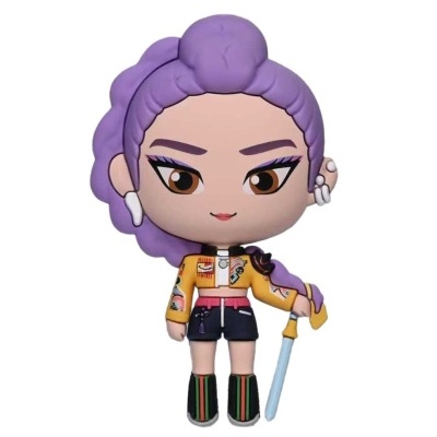 Boneco de vinil com cabelo e roupa colorida segurando uma espada.
