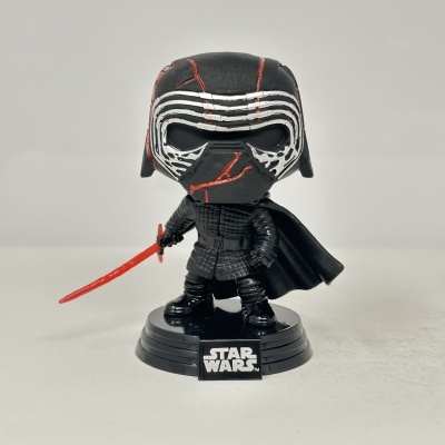 Figura Funko Pop de Kylo Ren da Star Wars com espada vermelha e base preta com logótipo