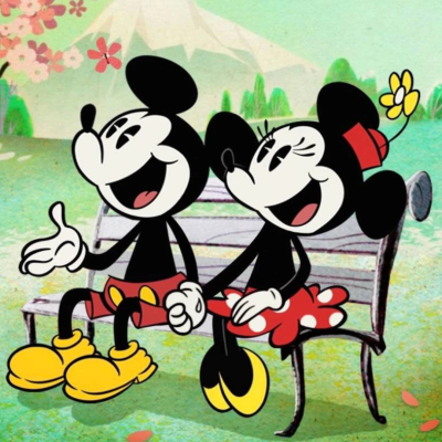 Imagem do Mickey e Minnie Mouse sentados num banco num jardim colorido
