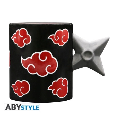 Caneca preta com nuvens vermelhas e pega em forma de shuriken