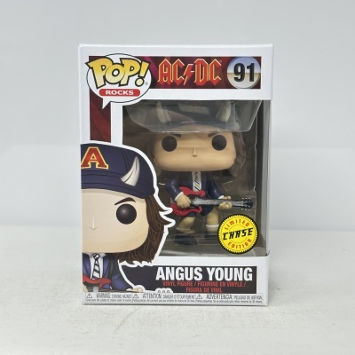 Figura Angus Young vinyl da banda AC/DC na caixa com etiqueta limitada